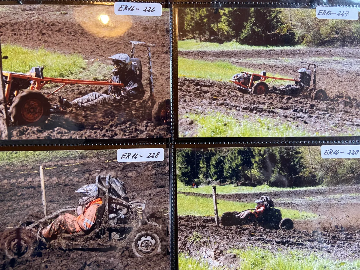 Auf 4 Bildern sind junge Menschen auf sogenannten Einachsern im Schlamm zu sehen.
